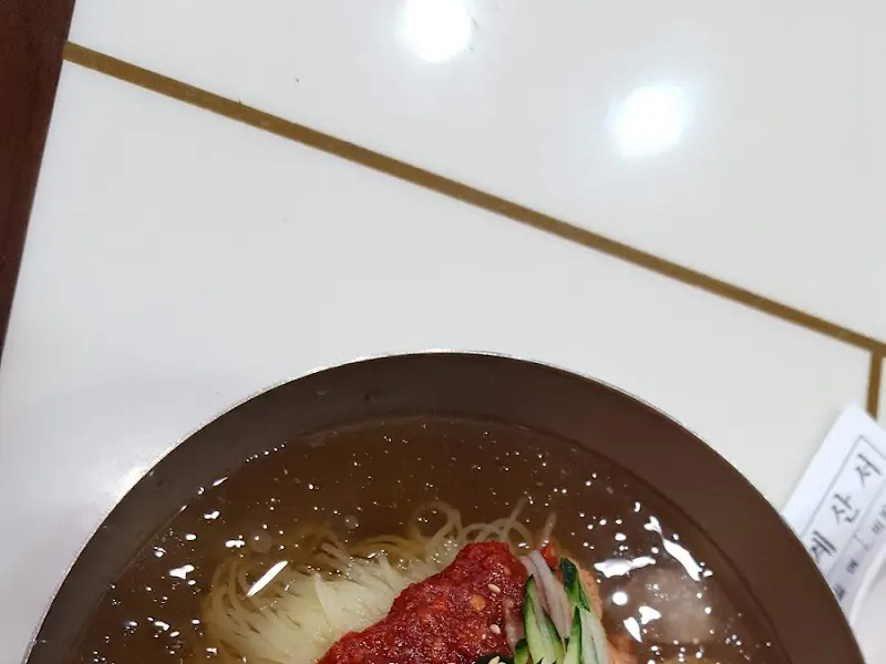 양념장이 잘 비벼진 물밀면