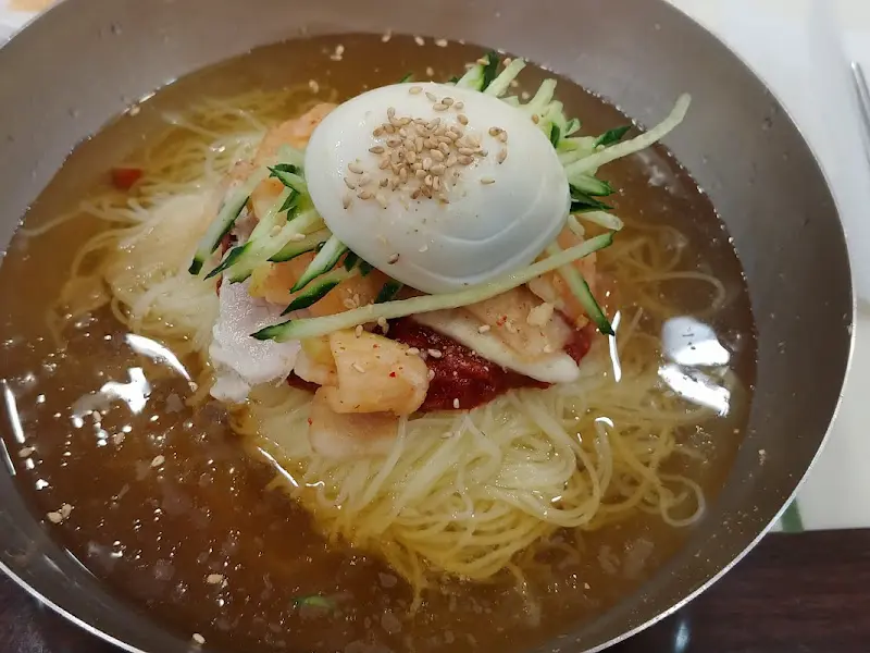 고명과 함께 즐기는 물밀면