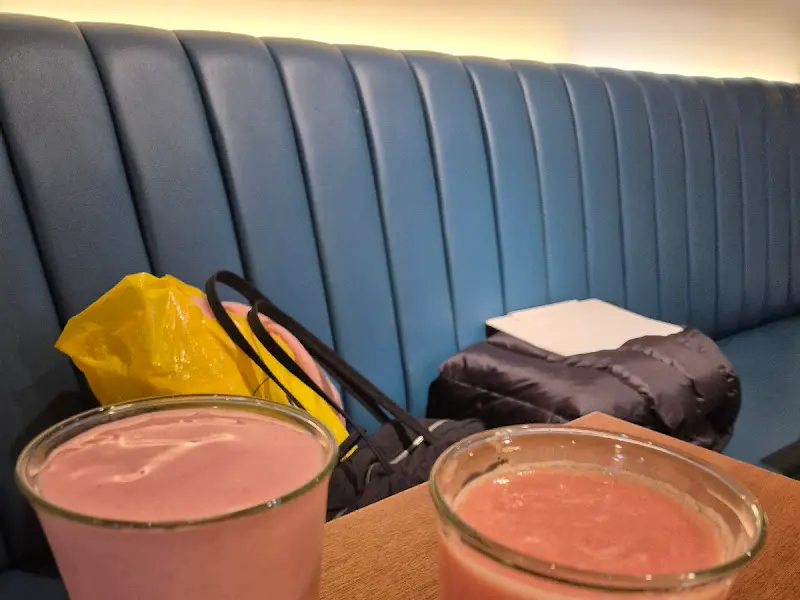 푸른 소파가 인상적인 2층 좌석