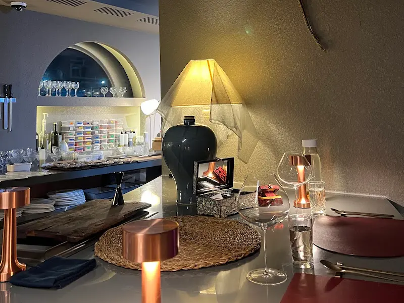 은은한 조명이 분위기를 더하는 내부