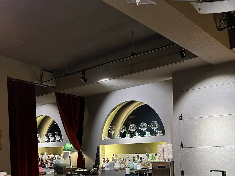 아치형 창문이 인상적인 내부