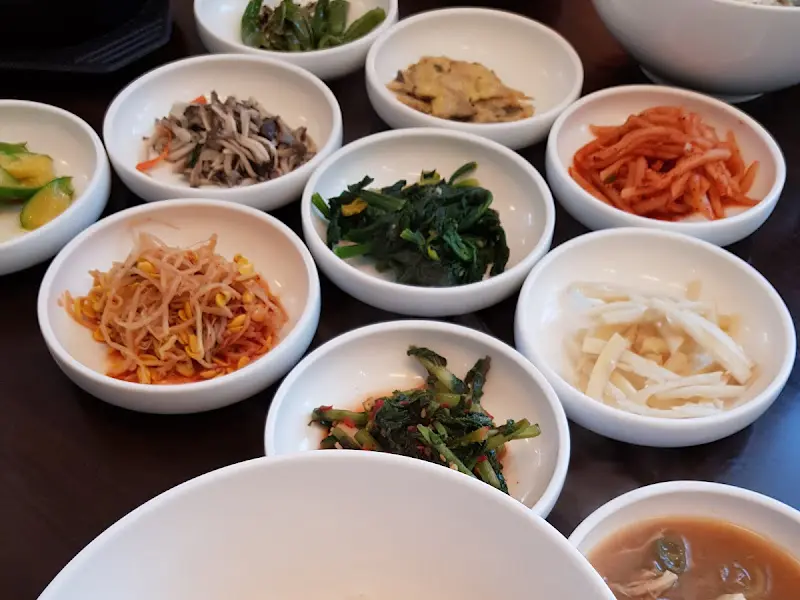 정식에 나오는 다양한 밑반찬