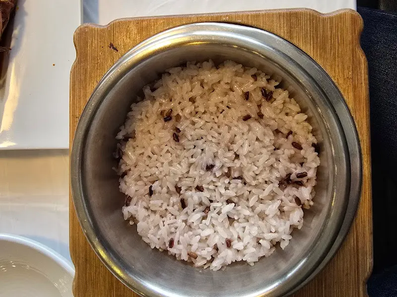 윤기가 자르르 흐르는 솥밥