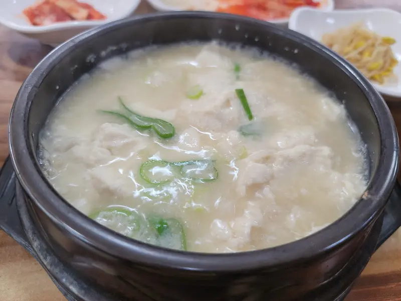 담백한 맛이 일품인 하얀 순두부