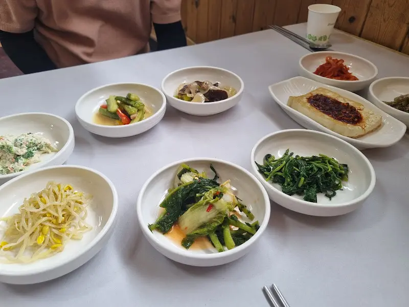 정갈하게 차려진 밑반찬