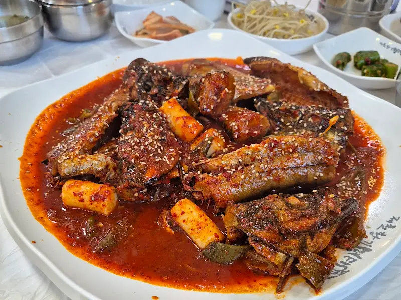 매콤한 양념에 버무려진 황기 명태조림