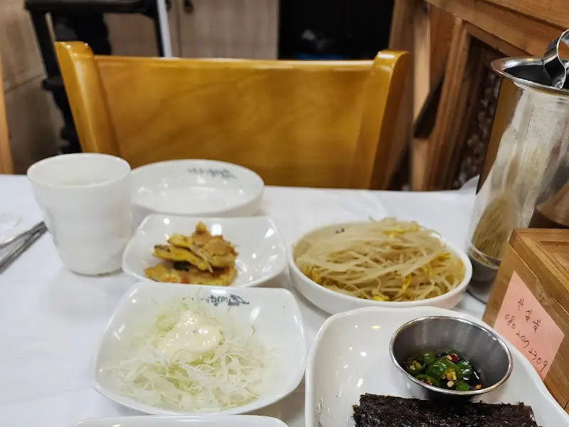 정갈하게 차려진 밑반찬