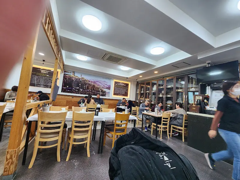 넓고 쾌적한 식당 내부