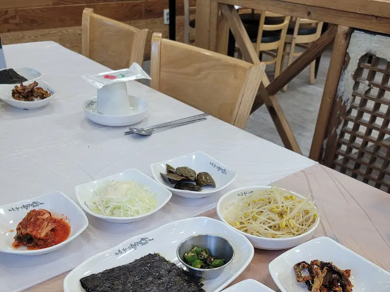 푸짐한 밑반찬 구성