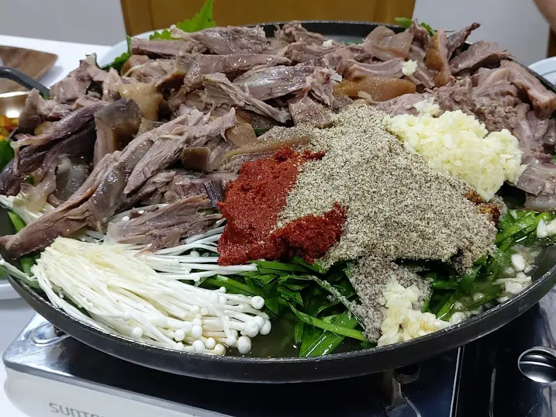 푸짐한 보신탕 전골의 모습