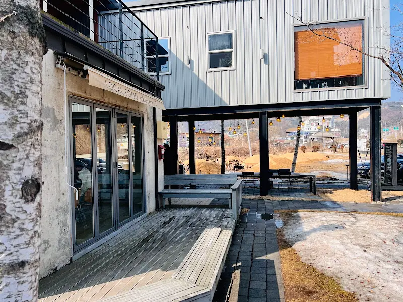 꼬로베이 외부 테라스