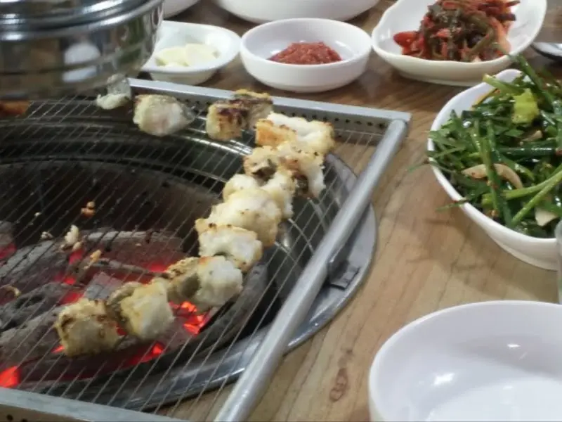 숯불 위에서 노릇하게 구워지는 바다장어