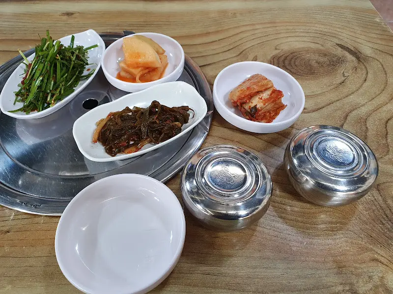 정갈하게 담겨 나온 밑반찬들