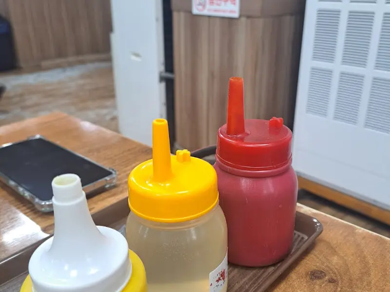 테이블 위에 놓인 양념통 사진