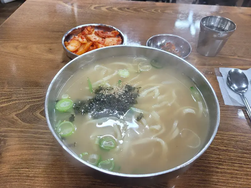 칼국수와 김치가 함께 놓인 사진