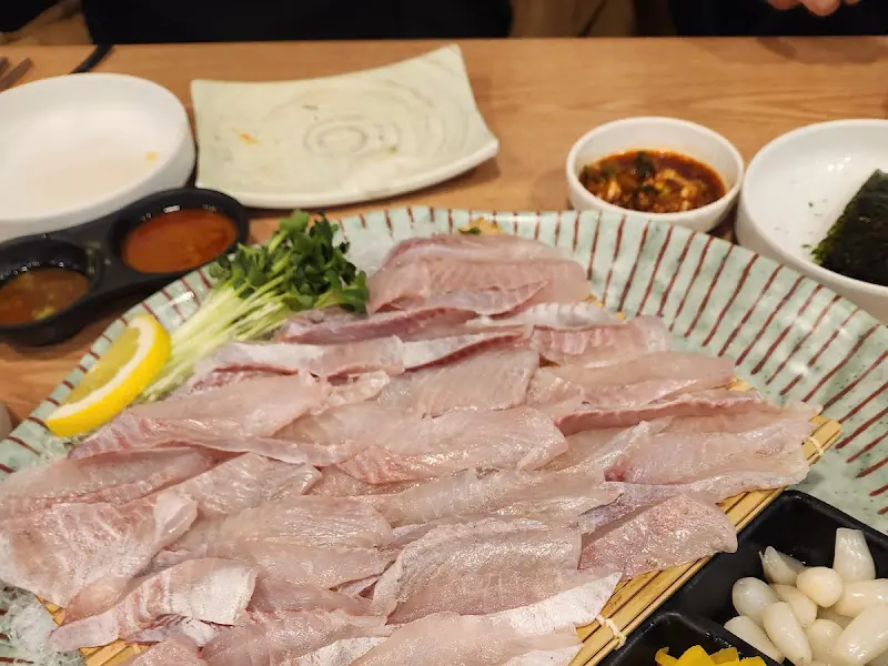 푸짐하게 담긴 도다리회