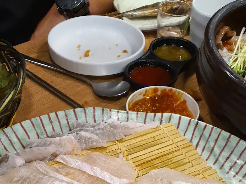 물회와 회를 함께 즐기는 모습