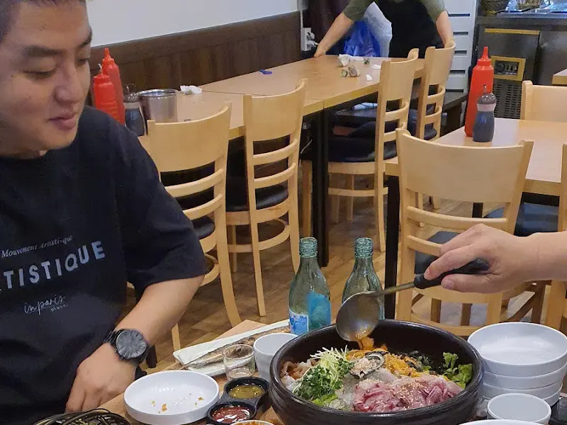 물회를 맛있게 비비는 모습