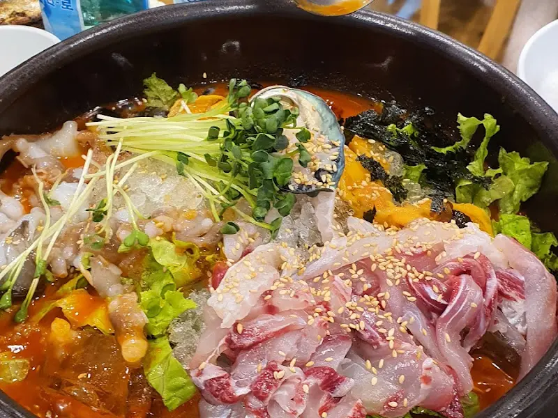 해산물이 가득한 물회의 비주얼