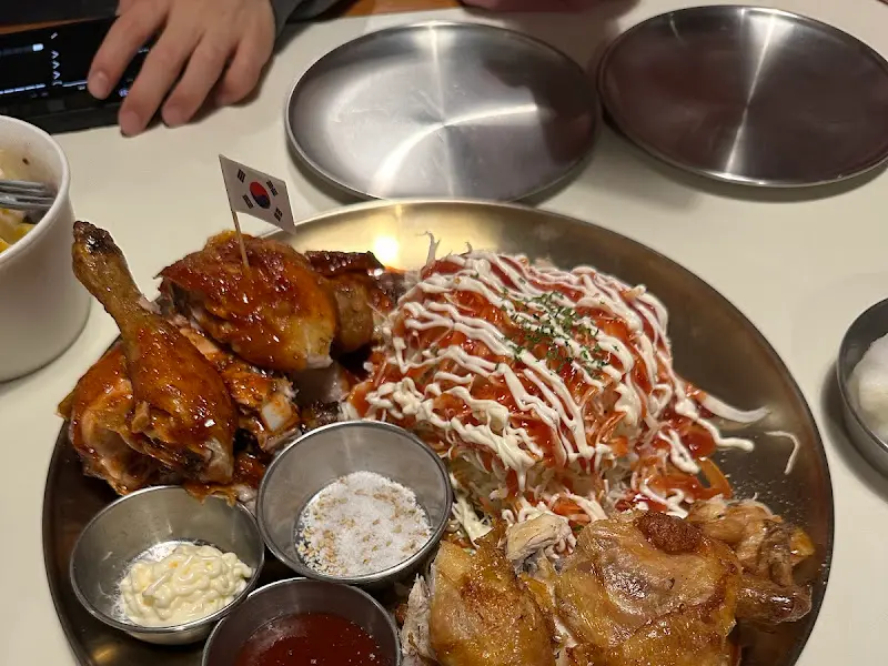 다양한 소스와 함께 제공되는 통닭