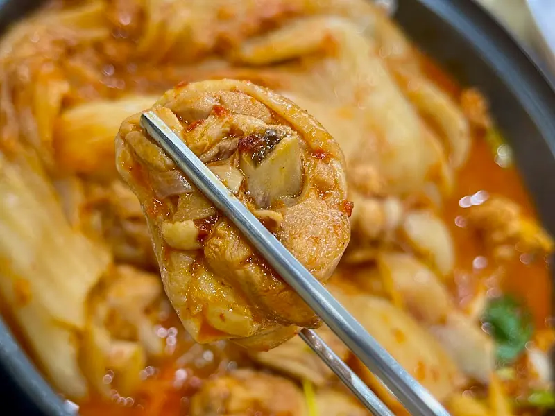 젓가락으로 집어 올린 닭고기