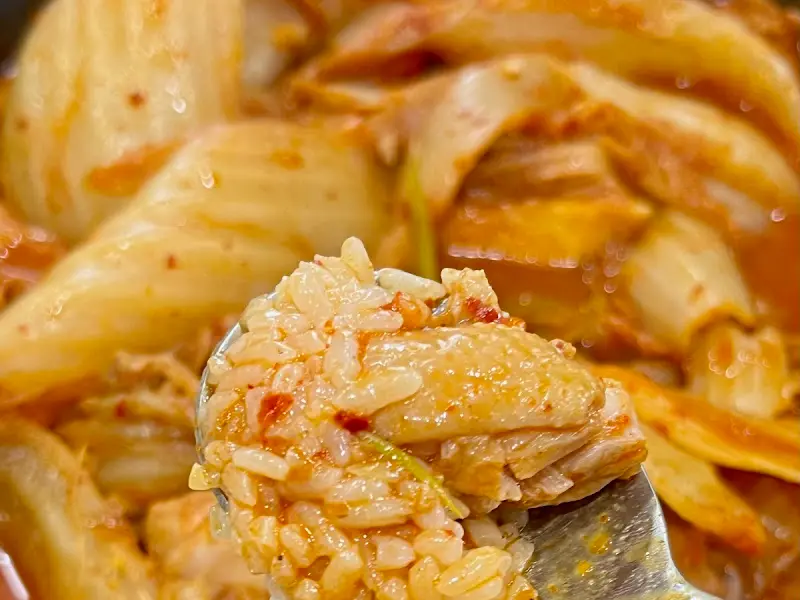 묵은지, 닭고기, 밥의 완벽한 삼합