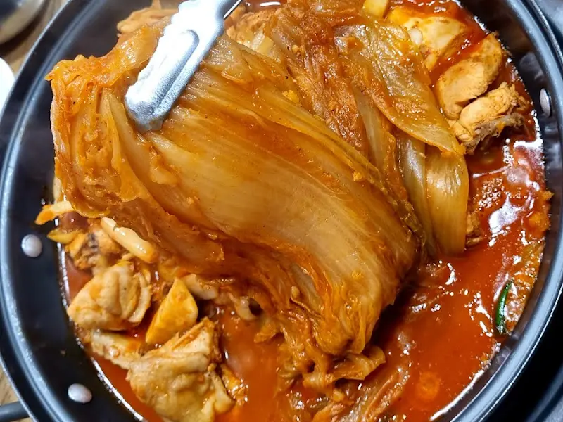 묵은지 자르는 모습