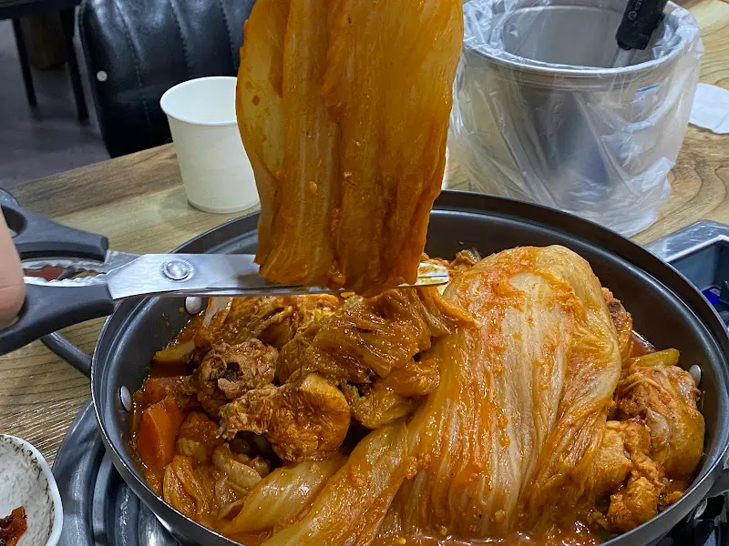 묵은지 자르는 모습