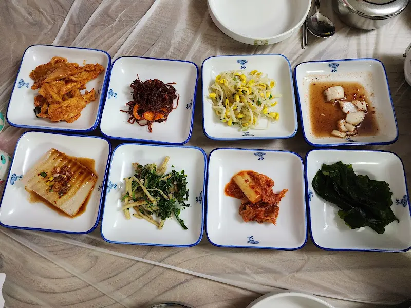 정갈하게 담긴 밑반찬