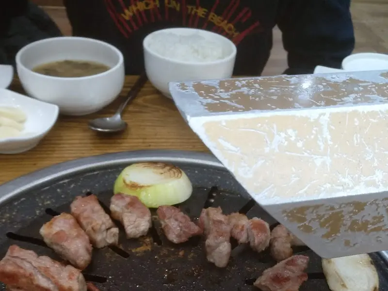 숯불 위에 구워지는 목살