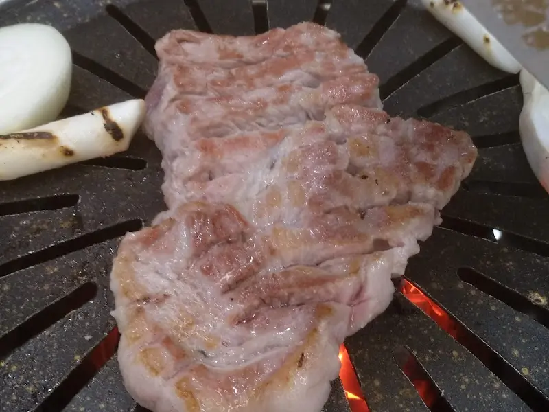 잘 구워진 목살 단면