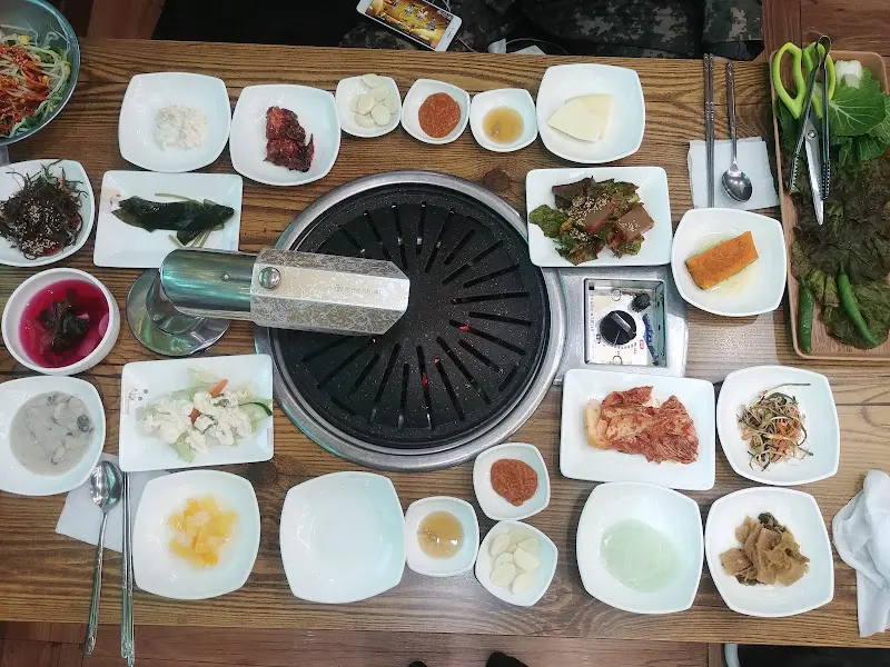 테이블 가득 차려진 밑반찬