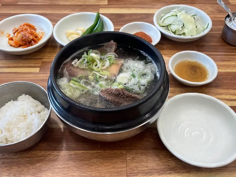 뚝배기에 담겨 나온 갈비탕과 밥, 밑반찬