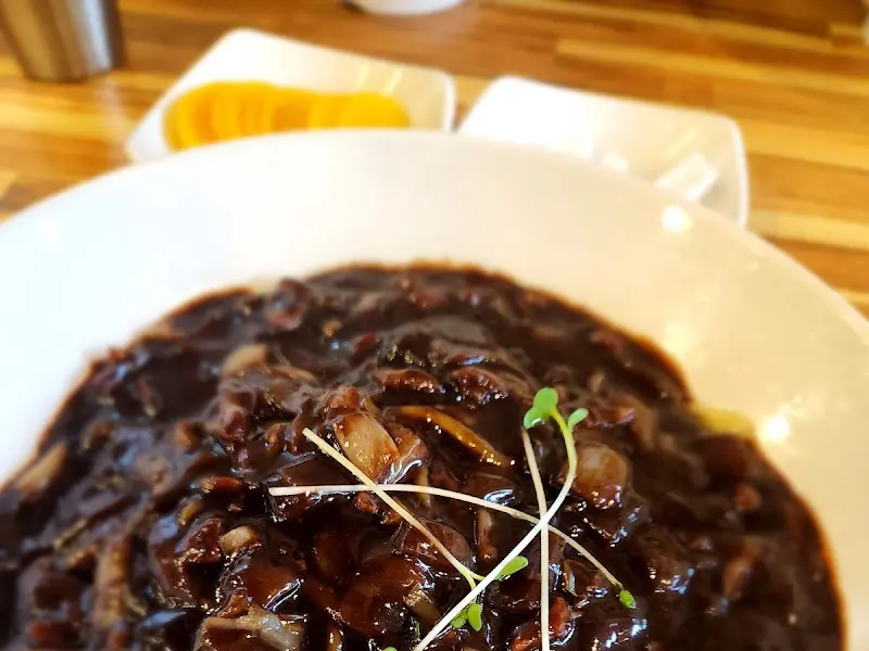 윤기가 흐르는 짜장면