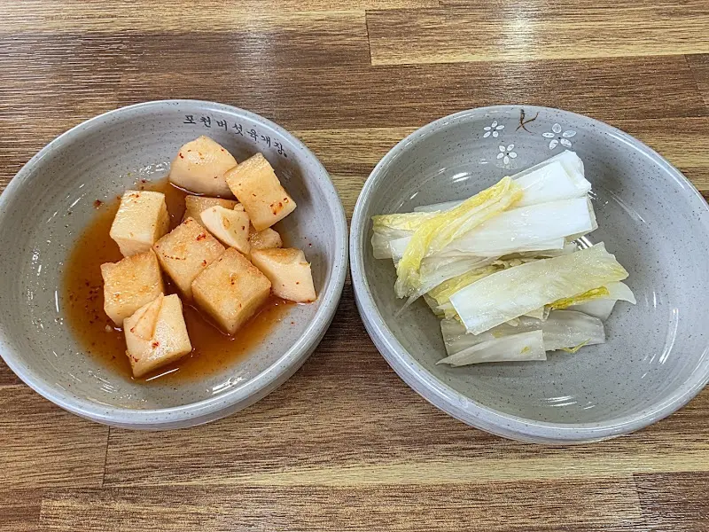 직접 담근 듯한 깍두기와 백김치