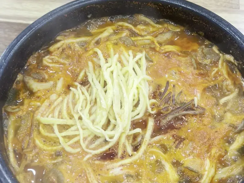 버섯과 당면이 어우러진 육개장