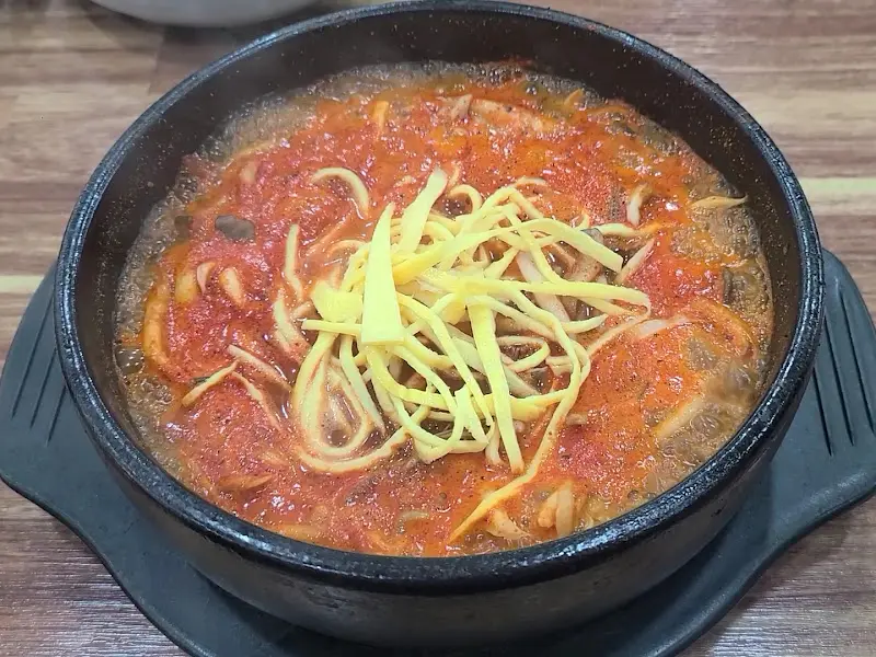 계란 지단이 올려진 육개장