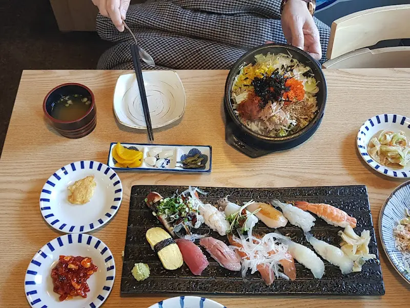 정갈하게 담긴 알밥