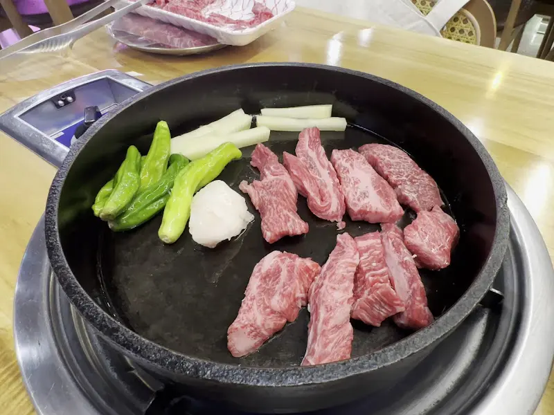 불판 위에 올려진 안창살과 구워먹는 채소