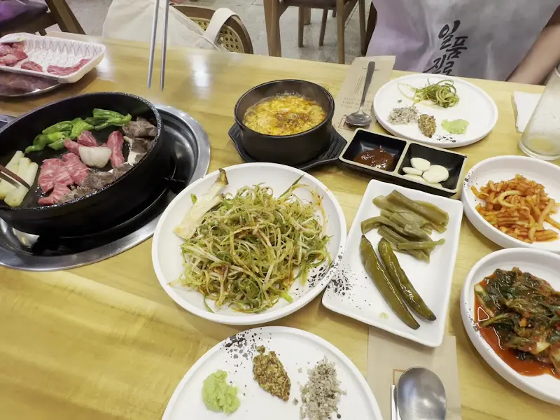 한상 가득 차려진 소신 식당의 모습