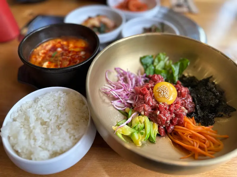 육회비빔밥과 순두부찌개