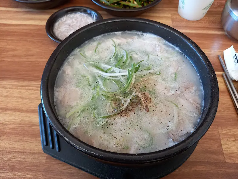 뽀얀 국물과 푸짐한 고기가 인상적인 다 섞어 국밥