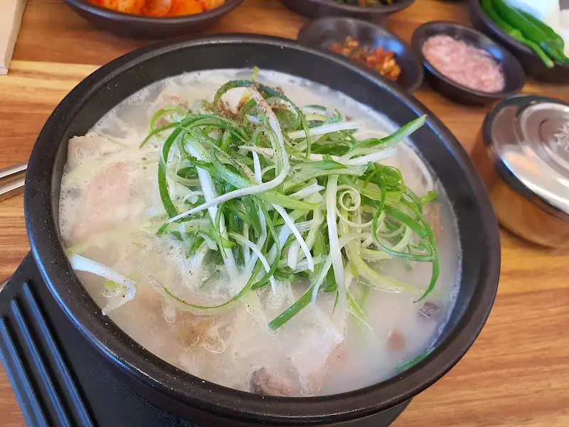 다진 양념과 파가 듬뿍 올라간 국밥의 클로즈업 샷