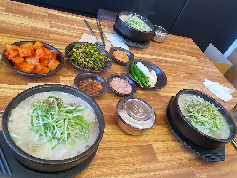 테이블 가득 차려진 국밥과 밑반찬