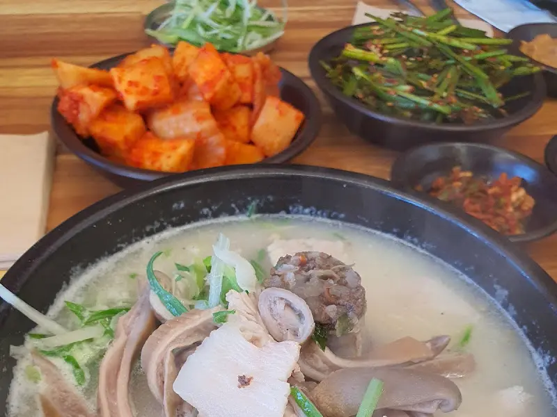 돼지국밥에 푸짐하게 들어간 순대와 내장