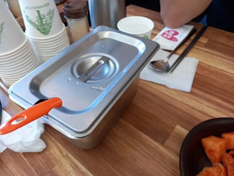 테이블에 놓인 국밥용 다진 양념통