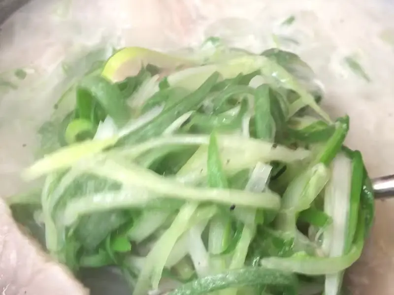 국밥에 듬뿍 올려진 파의 모습