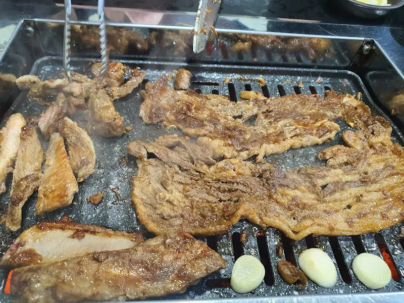 불판 위에서 맛있게 익어가는 돼지갈비