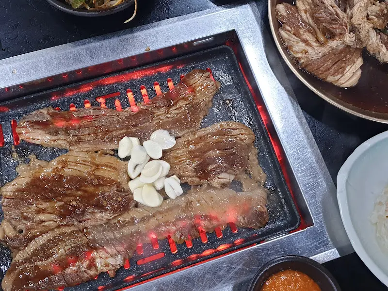 불판 위에서 구워지고 있는 돼지갈비