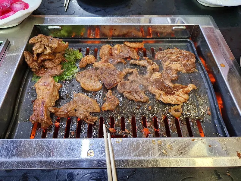 불판 위의 돼지갈비